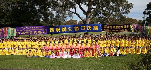 '圖3：隨後，悉尼法輪功學員集體合照，恭祝師尊生日快樂。'