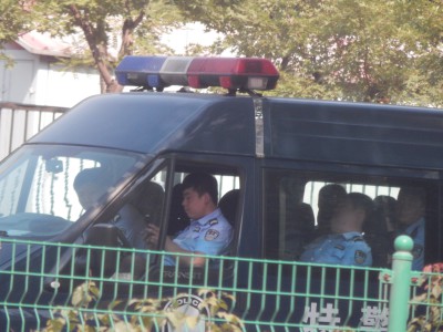 '法院外面的特警車'