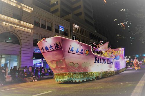 '圖1：花車的「法船」設計以其優美、氣勢、以及祥和音樂伴隨的功法展示，再次獲得遊行最高獎項'
