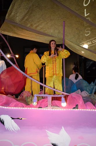 '圖2：中西方法輪功學員在「法船」上展示功法'