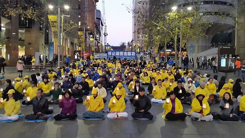 '圖2：夜幕降臨，法輪功學員舉辦燭光悼念，呼喚良知。'