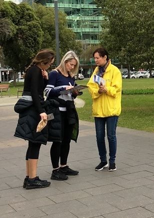 '圖6：一對母女在制止中共活摘器官的簽名表上簽了名。'