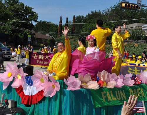 圖4：法輪功學員美麗的花車及優美的功法演示一路上吸引著人們的目光。