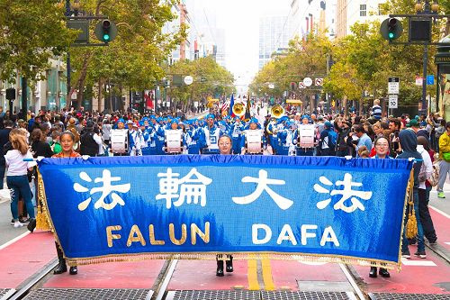 '圖6～8：法輪功學員參加菲律賓文化節遊行受歡迎'