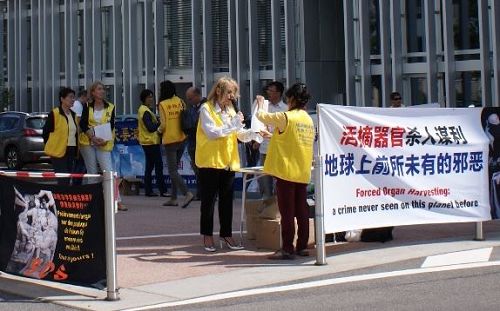 '圖2：法輪功學員宣讀文稿'