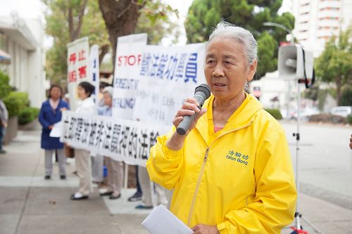 '圖2：曾和平的好友、現年八十一歲的法輪功學員許家玫在發言'