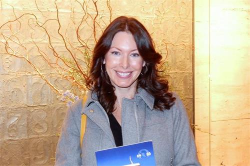 '圖12：曾經登上《時代》雜誌封面的國際知名模特迪爾德爾﹒薩爾澤（Deirdre Seltzer）在林肯中心觀看了一月十四日晚的神韻演出。'