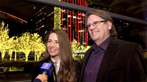 '圖16：知名女演員瑪麗亞﹒博韋（Marya Beauvais）與電影製片人迭博﹒馬卡姆（Steb Markham）先生觀看演出之後，激動地表示，如此神奇的巨作正是今天世界所需要的。'