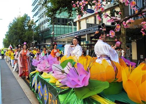 '圖1～2：南澳法輪功學員參加澳洲日慶祝遊行。'