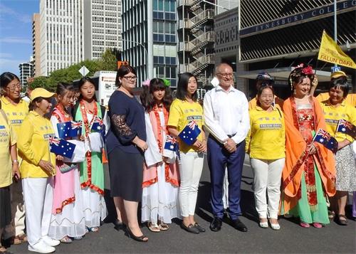 '圖3：南澳州長韋瑟裏爾（Jay Weatherill）等政要與部份參加澳洲日慶祝遊行活動的法輪功學員合影。'