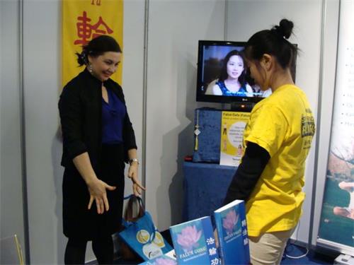 '圖1～2：在赫爾辛基的艾杜莎（Educa）展會上，民眾現場學煉法輪功'