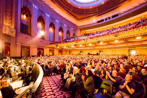 圖3：二零一八年一月二十七日和二十八日，神韻紐約藝術團在聖路易斯皮博迪歌劇院（Peabody Opera House）上演了三場演出。圖為二十七日下午演出大爆滿的盛況。