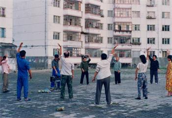'圖2：小區的晨煉（一九九六年拍攝）'