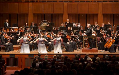 '圖7：二零一八年十月十四日，神韻交響樂團在美國華盛頓DC肯尼迪藝術中心音樂廳演出。圖為二胡演奏家戚曉春，王真，於小航（前排從右至左）在演奏?。'