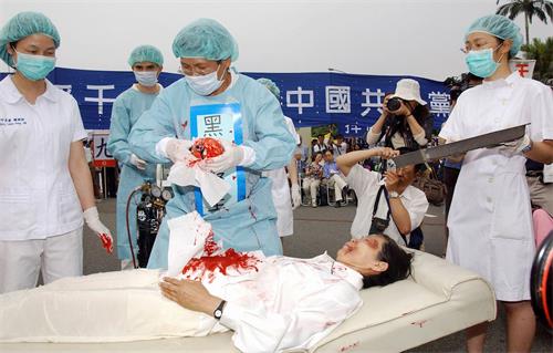 '圖：美國《福布斯》刊文說，中共是以法輪功學員作為器官摘取的對像'