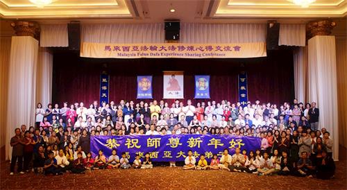 '圖7：新的一年即將來臨，學員們滿懷感恩的提前向師尊恭賀新年好，感謝師尊的慈悲救度，把法輪大法的美好帶給了這裏的眾生。'