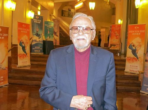 年近九旬的歷史學家喬﹒貝格諾（Joe Bagnall）博士觀看完一月三十日晚在加州藝術中心（California Center for the Arts, Escondido）的神韻晚會後表示自己非常喜歡當晚的演出。他說：「（演出）優美動人，品味十足，撥動我心底的和弦。」