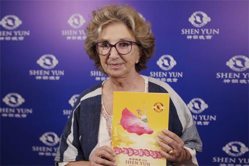 '圖6：三月一日晚，在布宜諾斯艾利斯Opera劇院（Teatro ópera），阿根廷著名演員、戲劇導演諾瑪﹒艾林德羅（Norma Aleandro）觀看了神韻巡迴藝術團在布宜諾斯艾利斯的首場演出後，讚歎神韻藝術是人類的奇蹟。'