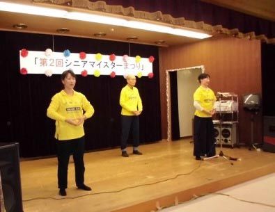 法輪功學員在日本大阪府次木市的「老年文化發表會」上演示功法