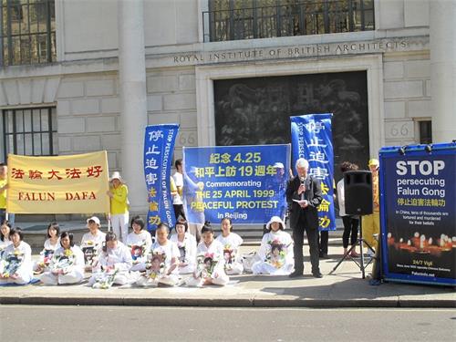 '圖1~2:二零一八年四月二十二日上午,英國法輪功學員在倫敦中使館對面舉行新聞發布會,紀念「『四?二五』萬名法輪功學員北京和平上訪十九週年」'