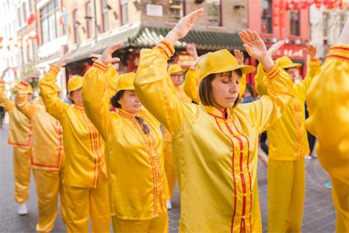 '圖3~11:二零一八年四月二十一二日,紀念「萬名法輪功學員北京和平上訪十九週年」遊行隊伍正在途徑BBC總部、牛津街、繁華商業幹道和唐人街'