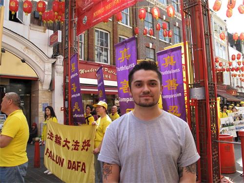 '圖13:在倫敦唐人街,瑞典遊客,在斯德哥爾摩一家醫院工作的羅伯特(Robert)第一次看到法輪功真相'