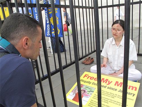 '圖32:一位在倫敦工作的阿爾及利亞裔廚師向法輪功學員曉童表示關切'