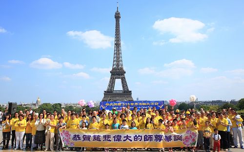 圖19：法國法輪功學員恭祝李洪志師尊華誕