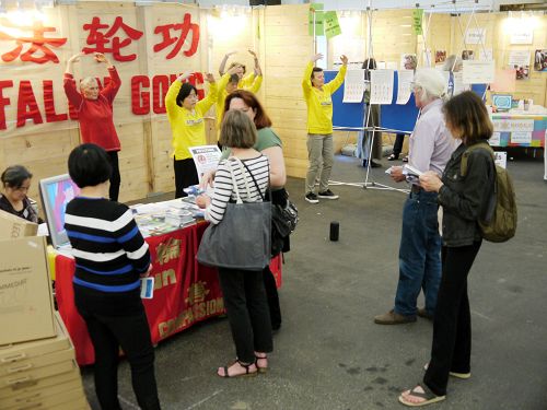 圖1：法輪功學員應邀參加了在法國阿爾薩斯地區斯特拉斯堡市舉辦的生態與別樣生活展覽會（Bio&Co）。