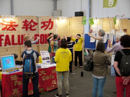 圖2-3：法輪功學員在展覽會上教功