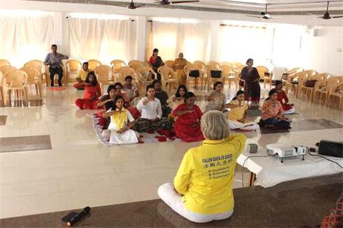 '圖：印度民眾在法輪大法教功班上學煉第五套功法'