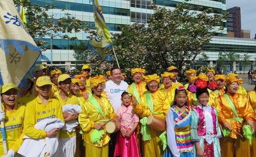 圖1：亞伯塔省聯合保守黨領袖、前國會議員傑森﹒康尼（Jason Kenney）先生與法輪功學員合影，並高呼「法輪大法好」。