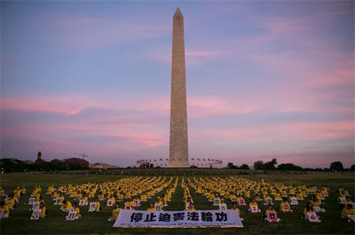 '圖1～2：二零一八年七月十九日晚，法輪功學員在美國首都華盛頓紀念碑前點燃燭光，悼念過去十九年來被中共迫害致死的法輪功學員，呼籲制止迫害。'