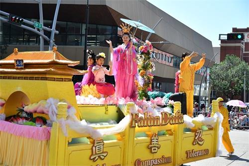 '圖1～3：法輪功學員在造型獨特的花船上展示五套功法'