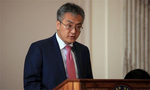'圖4：法輪大法信息中心的劉寧平博士在參議院舉行的論壇會上應邀講述過去十九年來中共對法輪功迫害的事實。'