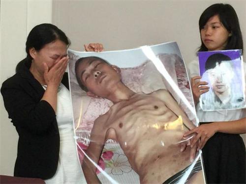 '圖5：來自中國遼寧省的法輪功學員遲麗華帶著女兒徐鑫洋來到非政府組織「國際宗教自由圓桌論壇」在美國參議院舉辦的研討會現場，講述了她的丈夫、法輪功學員徐大為被中共迫害致死的經歷。'