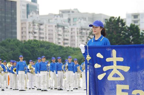 '圖：宗寧（右）所參與的天國樂團，經常到世界各地的慶典與表演活動。'