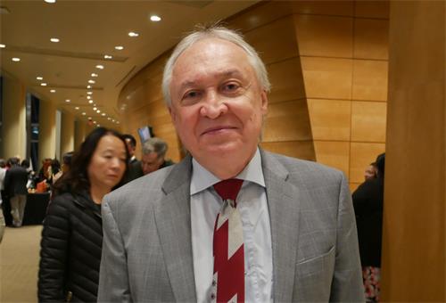 圖7：音樂家阿圖爾﹒阿克薩諾夫（Artur Aksenov）在斯特拉斯莫爾音樂中心（Music Center at Strathmore）觀賞神韻交響樂，為之深深陶醉。