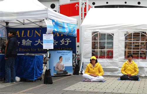'圖1：二零一九年十月十六日法輪功學員在展會大廳前演示功法'