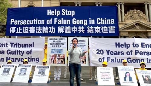 維吾爾族婦女團體代表法蒂瑪﹒阿卜杜格福爾（Fatimah-Abdulghafur）在新聞發布會上發言