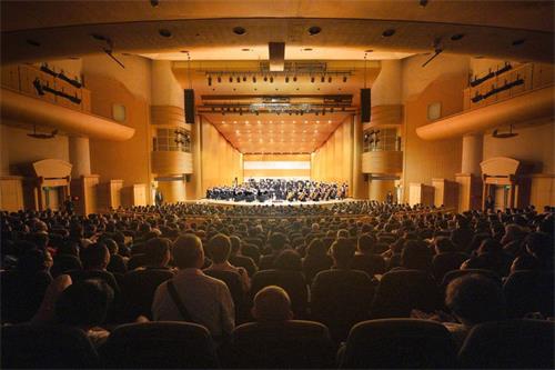 '圖2：神韻交響樂團在新竹壓軸演出，延續前十場的熱烈盛況。'