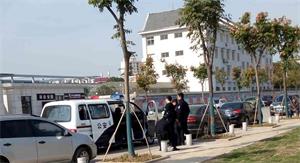 '二十二日上午，法院門前密集的警車、警察'
