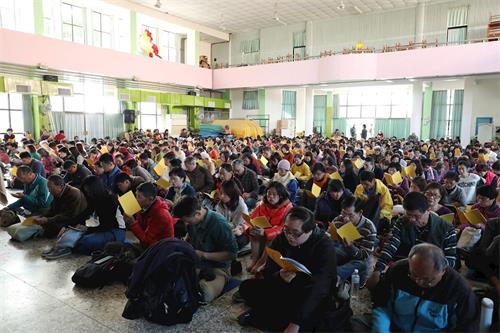 '圖2：下午在中和國小活動中心集體學法修煉心得交流體會。'
