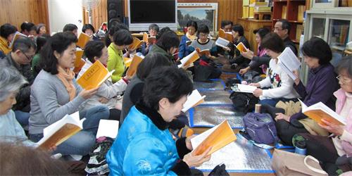 '圖：台北部份法輪功學員在中國新年假期中，連續五天密集學法交流，共勉找回修煉如初的精神。'