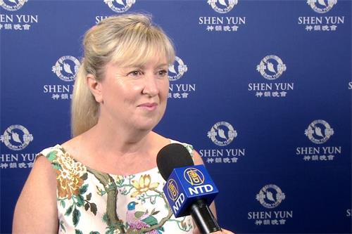 '圖12：三月十日晚，作曲家、國家廣播電台播音員凱莉亞當斯﹒科利爾（Kylie Adams-Collier ）觀看演出後表示非常喜歡神韻演出中的傳統故事。'