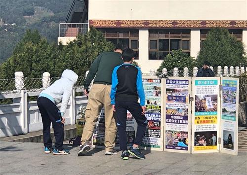 '圖2～3：遊客在真相展板前駐足觀看。'