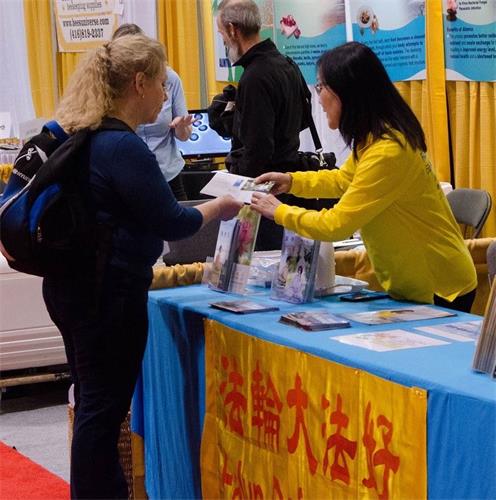'圖1～2：多倫多部份法輪功學員參加自然健康展，向民眾介紹法輪功'