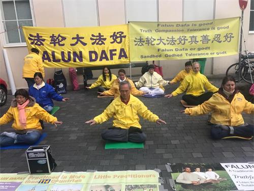 '圖2：法輪功學員展示優美的五套功法'