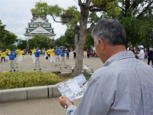 '圖8：男士觀光客：「今後會試著學煉法輪功」'