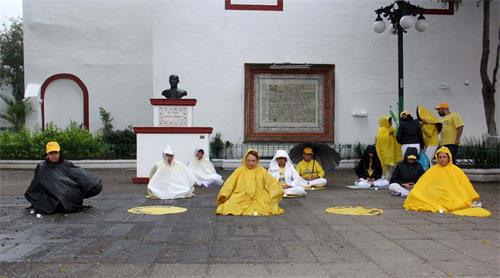 '圖16～22：法輪功學員在普埃布拉市講真相'